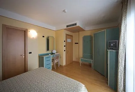 Mondial Hotel 3*
